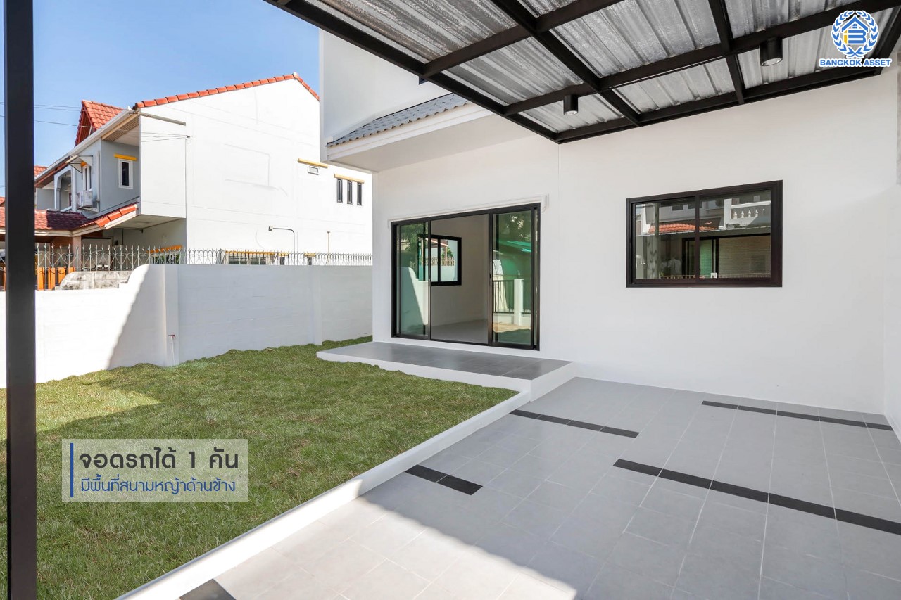 บ้านมือสองตกแต่งใหม่ หน้าโครงการติดรถไฟฟ้า "สถานีไทรม้า"!! หลังมุม ม.ซื่อตรง พระนั่งเกล้า-ท่าอิฐ ทาวน์เฮ้าส์ หลังใหญ่ระดับบ้านแฝด เนื้อที่ 34 ตร.ว. ฟังก์ชัน 3 ห้องนอน 2 ห้องน้ำ 1 ที่จอดรถ ทำเลใกล้ เซ็นทรัลรัตนาธิเบศร์ และทางด่วน "งามวงศ์วาน"